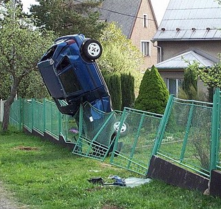 ConductorNovato's tweet photo. — Hijo, vete a quitar las malas hierbas.

— Pero si no hay malas hierbas...

— Hijo, tenemos hasta un coche plantado. http://t.co/UKveaPWpx0