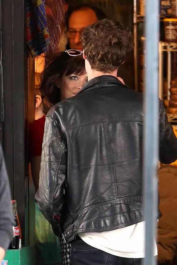 carolbentte's tweet image. mira estas dulzuras.. #DakotaJohnson #MattHitt