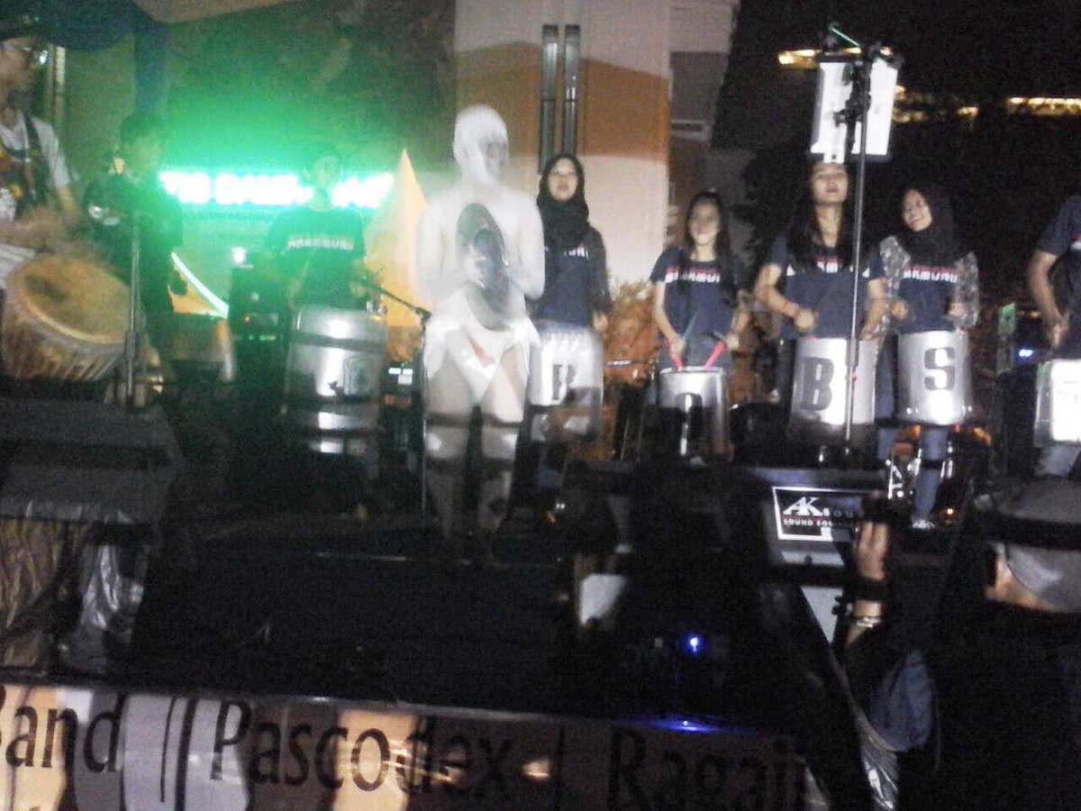 Tarka_RW08's tweet photo. Perform dari @ROBS_TATALOE di balkot ! KADEDEUH BOBOTOH JANG PANGALENGAN #Bobotoh #persib http://t.co/uli01WqTD7