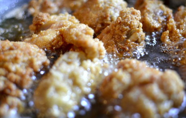 thephillyvoice's tweet photo. 5 #friedchicken spots in #Philly you MUST try: @FederalDonuts @TheFatHam @REX1516 #CafeSoho @TwistedTailPhl http://t.co/8zdKJxqO4T
