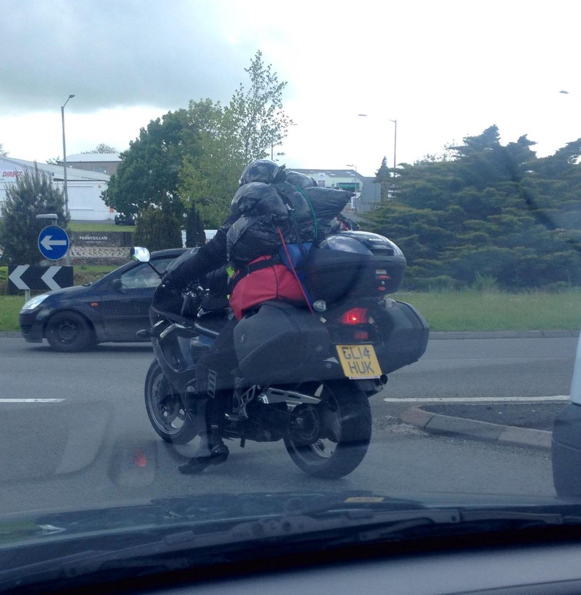 aer77's tweet photo. Hats off to this dedicated motorcyclist. Sometimes you should just get a car though. http://t.co/KPbgflslQ9