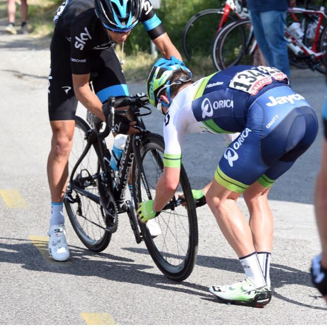 NanOliveras's tweet photo. GESTOS COMO ESTE HACEN GRANDE AL DEPORTE!
Clarke dejandole la rueda a su compatriota Richi Porte hoy n el Giro Italia http://t.co/ZCfp9c1wef