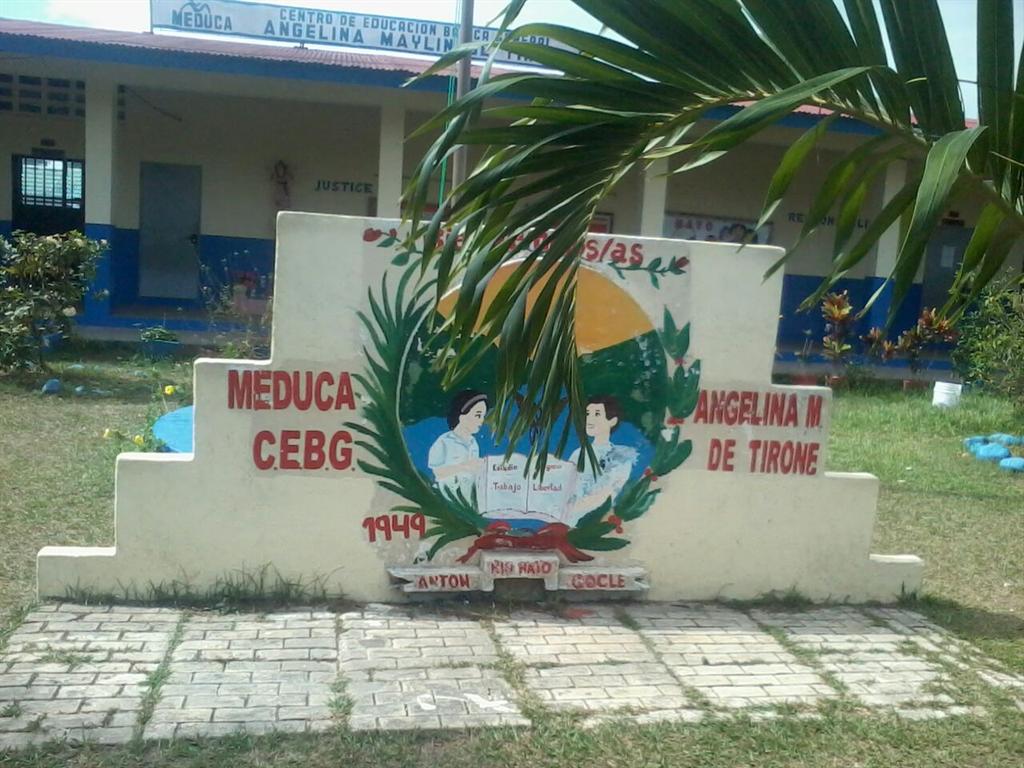 ATTTPanama's tweet photo. La @ATTTPanama en Coclé imparten charlas de educación vial a estudiantes. http://t.co/WDYG4b7Txf