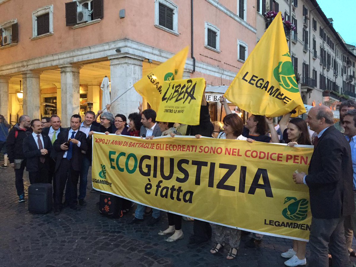Legambiente's tweet photo. Festeggiamo  con i firmatari e ai sostenitori della legge #ecoreati. Dopo 21 anni ce lo meritiamo
#ecogiustiziaèfatta http://t.co/q1trdBt9zw