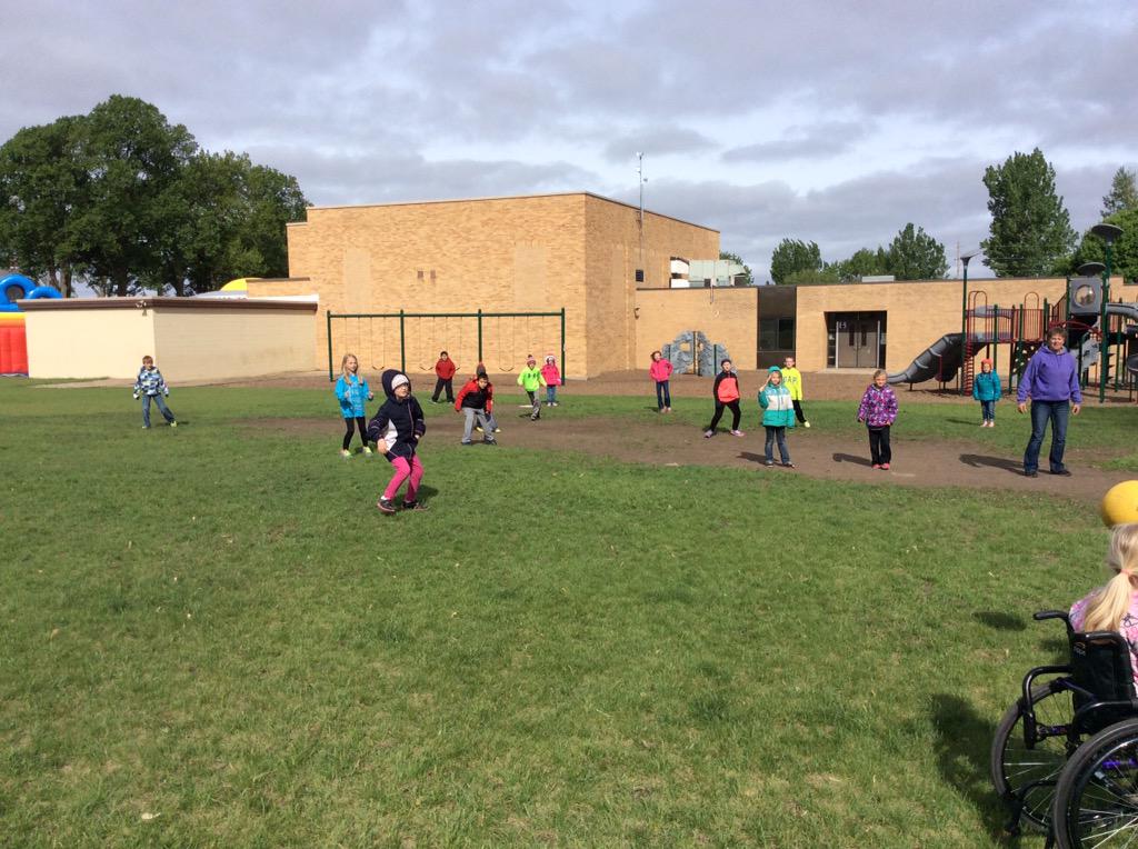 MrsVanEsClass's tweet photo. We had a great morning playing games and jumping on inflatables for our AR party! #readingreward  #teamwork http://t.co/MvpWCMgEBI
