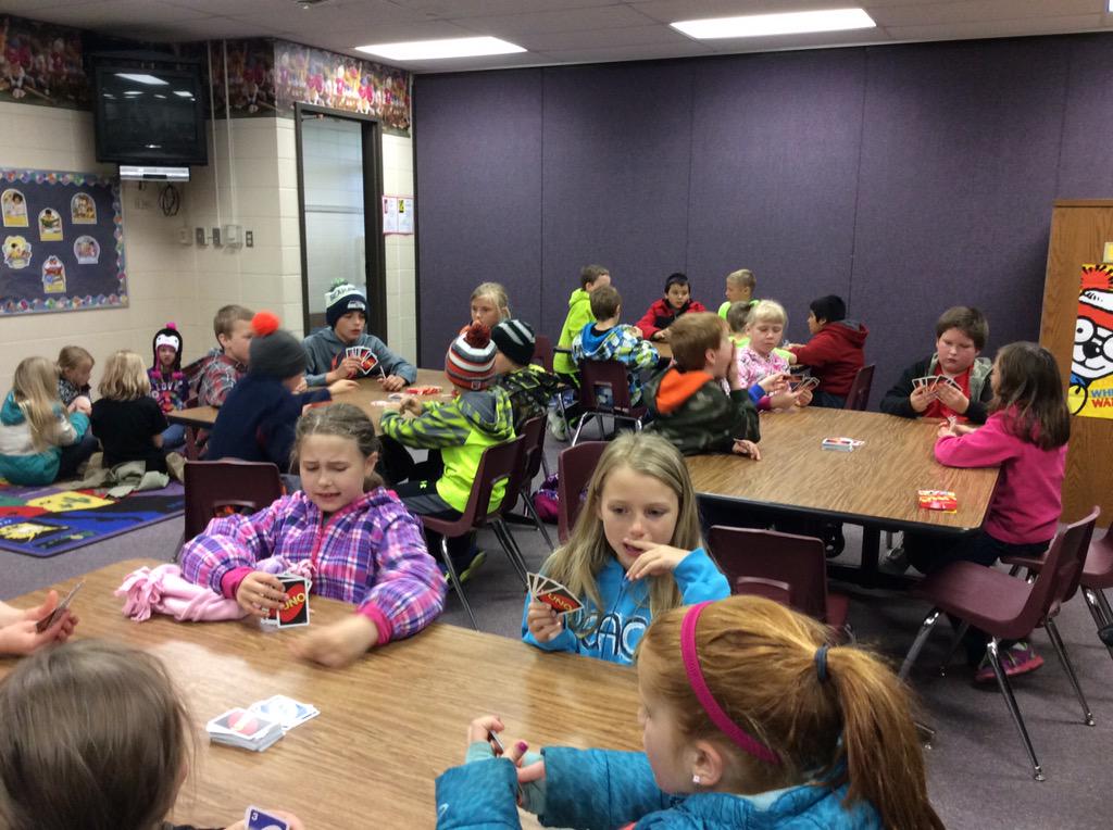 MrsVanEsClass's tweet photo. We had a great morning playing games and jumping on inflatables for our AR party! #readingreward  #teamwork http://t.co/MvpWCMgEBI