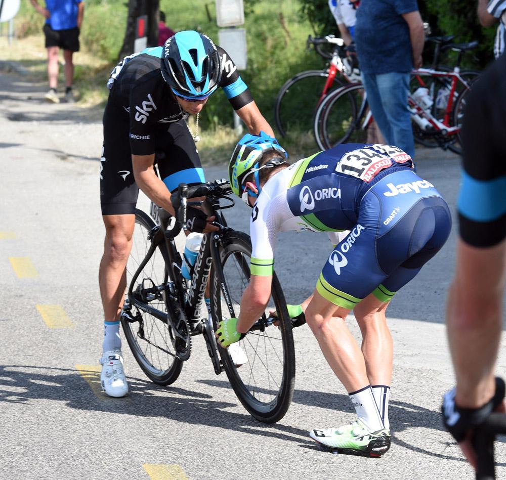 Laura_Meseguer's tweet photo. Simon Clarke (OGE) gave his front wheel to his friend Richie Porte (SKY) during his mechanical http://t.co/X2DiqE4ZfN http://t.co/ZIAXmsaeDK