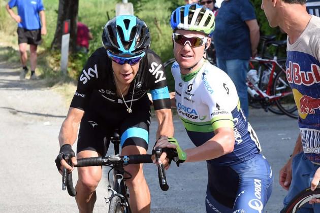 Laura_Meseguer's tweet photo. Simon Clarke (OGE) gave his front wheel to his friend Richie Porte (SKY) during his mechanical http://t.co/X2DiqE4ZfN http://t.co/ZIAXmsaeDK