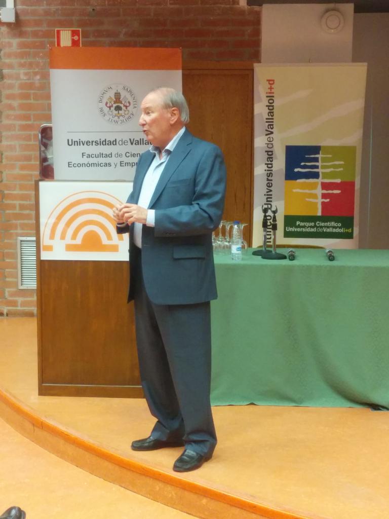 CNEmprendedores's tweet photo. Gran conferencia de @RCarpintier en @economicas_uva Ha dado algunas claves para los emprendedores que han asistido http://t.co/r5Vkzw5gsX