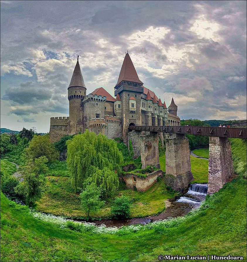 DianaCopilu's tweet photo. #Hunyad #castle. That's one of the best castles in #Romania. #amazing #setting #travel http://t.co/jUWL9yq64S