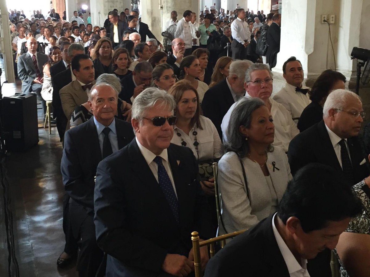 faramburup's tweet photo. Apedianos decimos hasta luego a nuestro querido Chinchorro en entierro de estado en catedral metropolitana @Apedeorg http://t.co/YsfzJjzdbQ