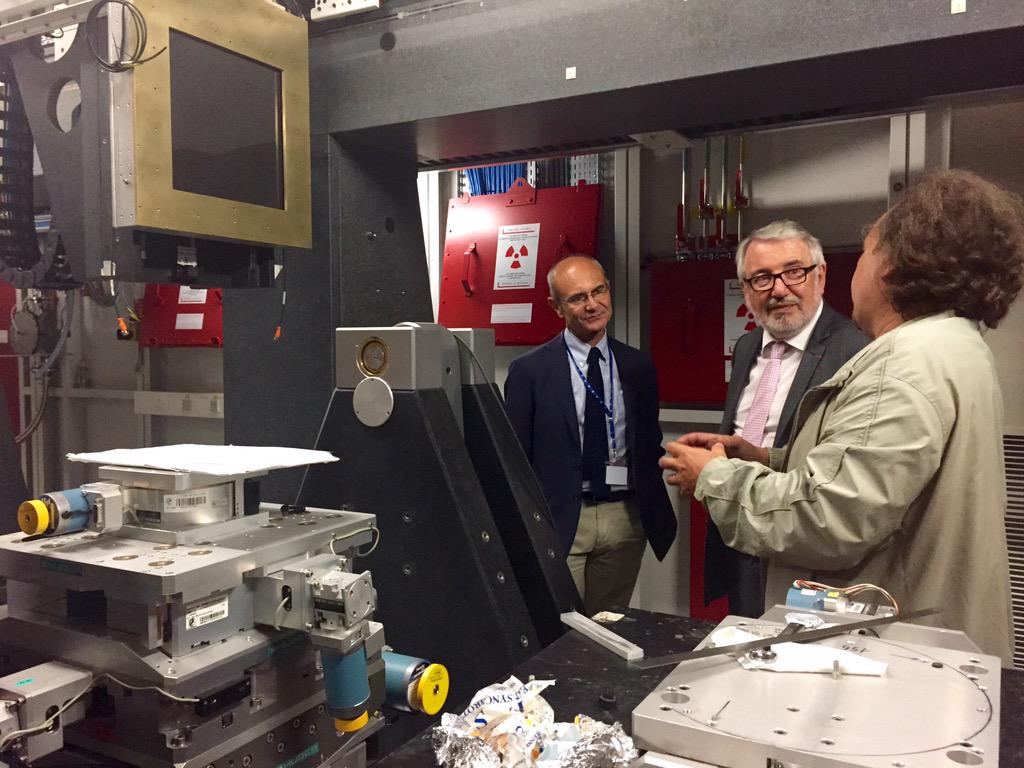 esrfsynchrotron's tweet photo. D.Filâtre, Rector @acgrenoble & @FrancescoDSette visiting the latest beamline of the phase 1 #ESRF #UpgradeProgramme http://t.co/yi1aZeW7Qi