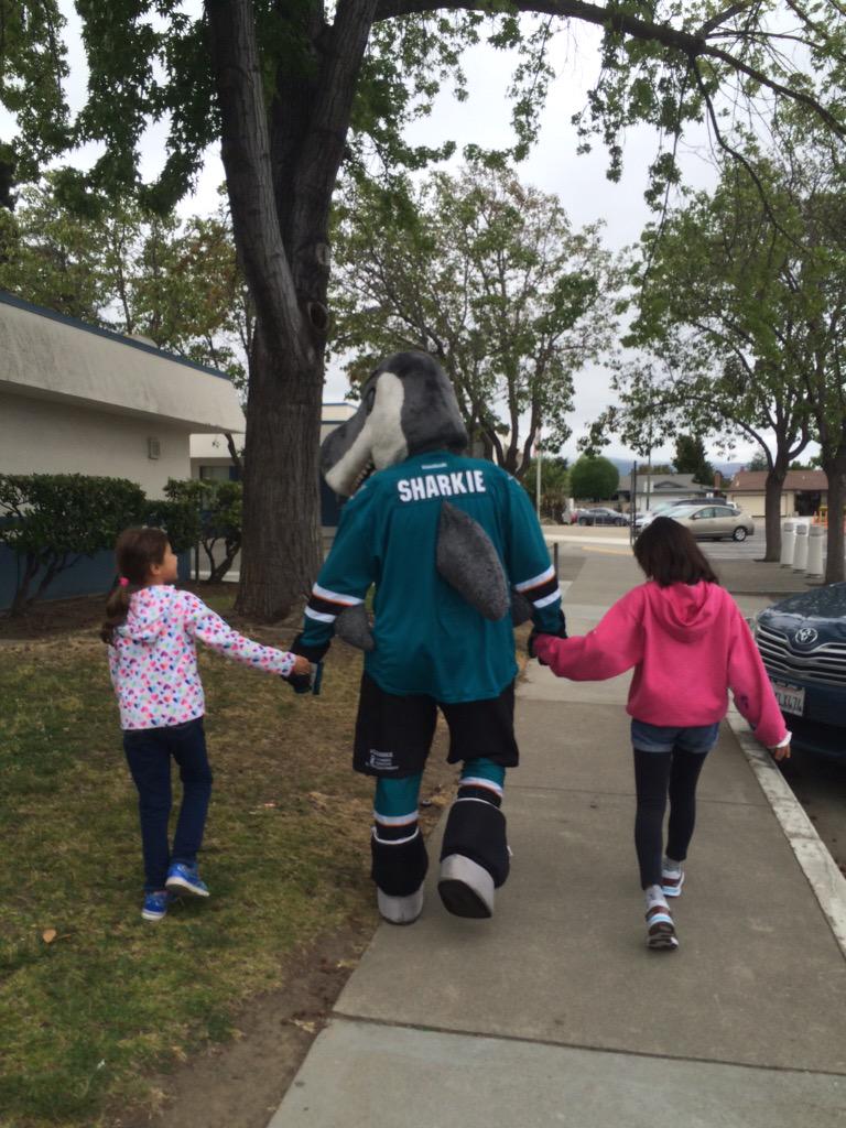 sjscommunity's tweet photo. @sjsharkie is out and about rewarding classrooms for excelling in the #ReadingIsCoolPresentedByComericaBank program! http://t.co/rZrTqzJk3s