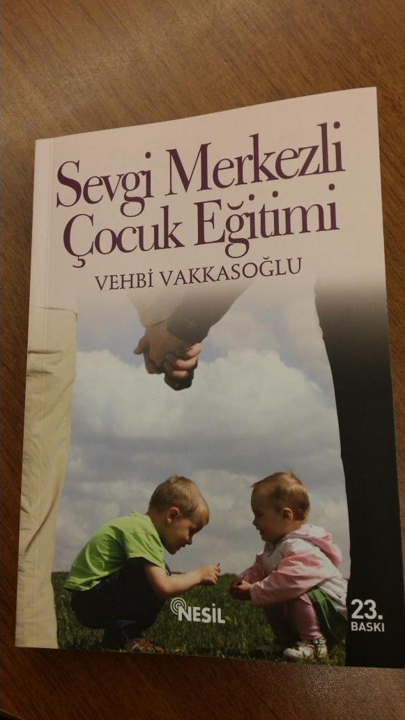 GÜNÜN KİTABI:

Bir çocuğun KARANLIKTAN

Korkmasını mazur görürler.

Asıl FACİA,

İnsanın IŞIKTAN korkmasıdır.