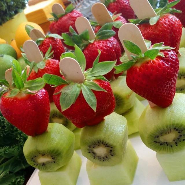 SoShapeWorld's tweet photo. Healthy aperitifs it's possible! Then stop looking for false excuses! 😉🍓🍏 http://t.co/s3DHyjXxFg