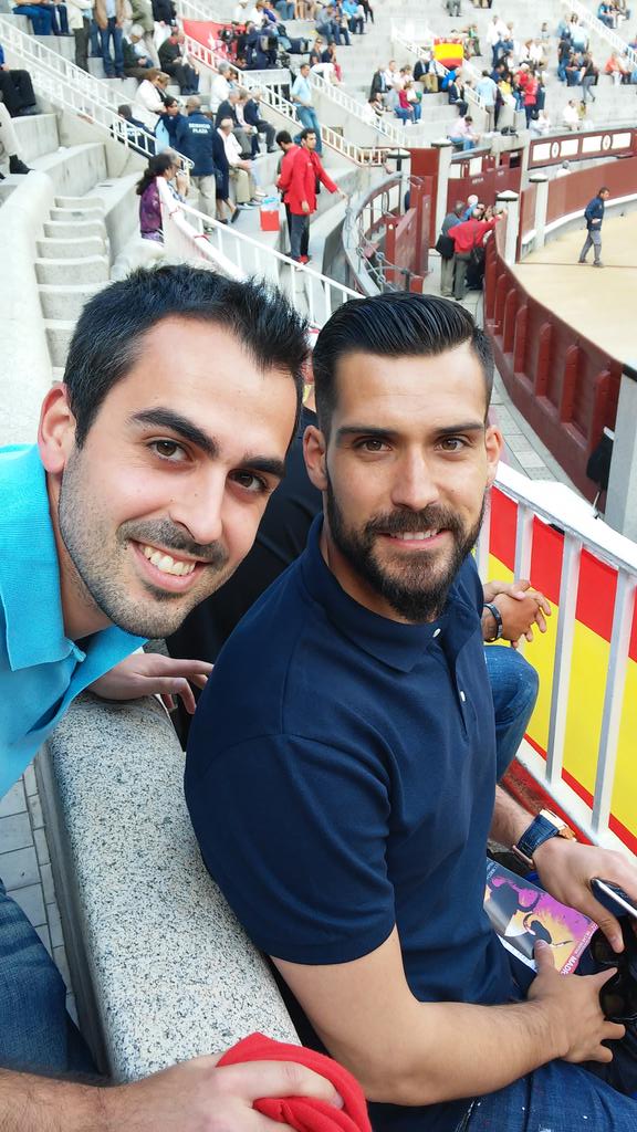 CarlitosFv5's tweet photo. Con @M_A_Moya @AntoGriezmann y @CARLOSGR714 en las ventas!
#Tardedetoros http://t.co/q5nshS82sC