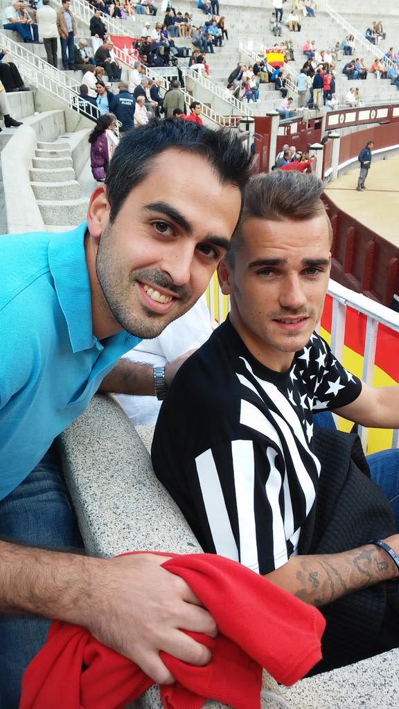 CarlitosFv5's tweet photo. Con @M_A_Moya @AntoGriezmann y @CARLOSGR714 en las ventas!
#Tardedetoros http://t.co/q5nshS82sC