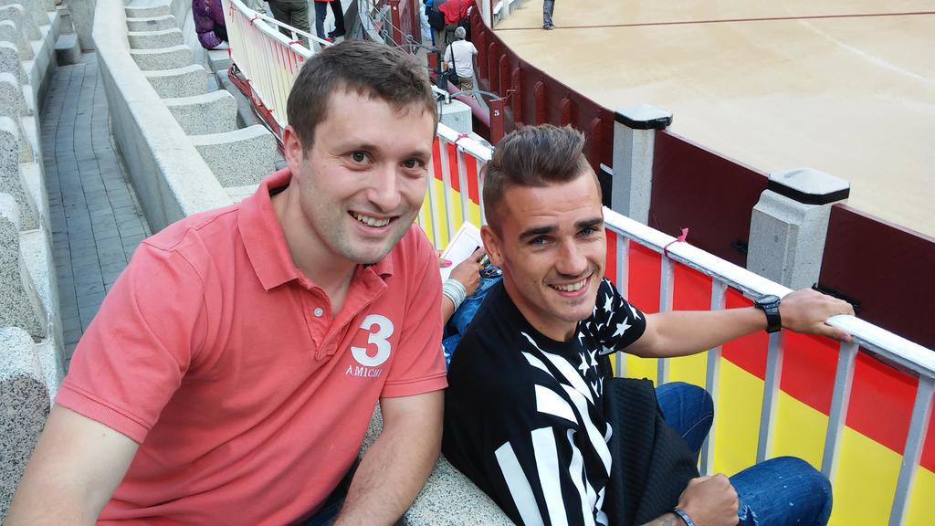 CarlitosFv5's tweet photo. Con @M_A_Moya @AntoGriezmann y @CARLOSGR714 en las ventas!
#Tardedetoros http://t.co/q5nshS82sC