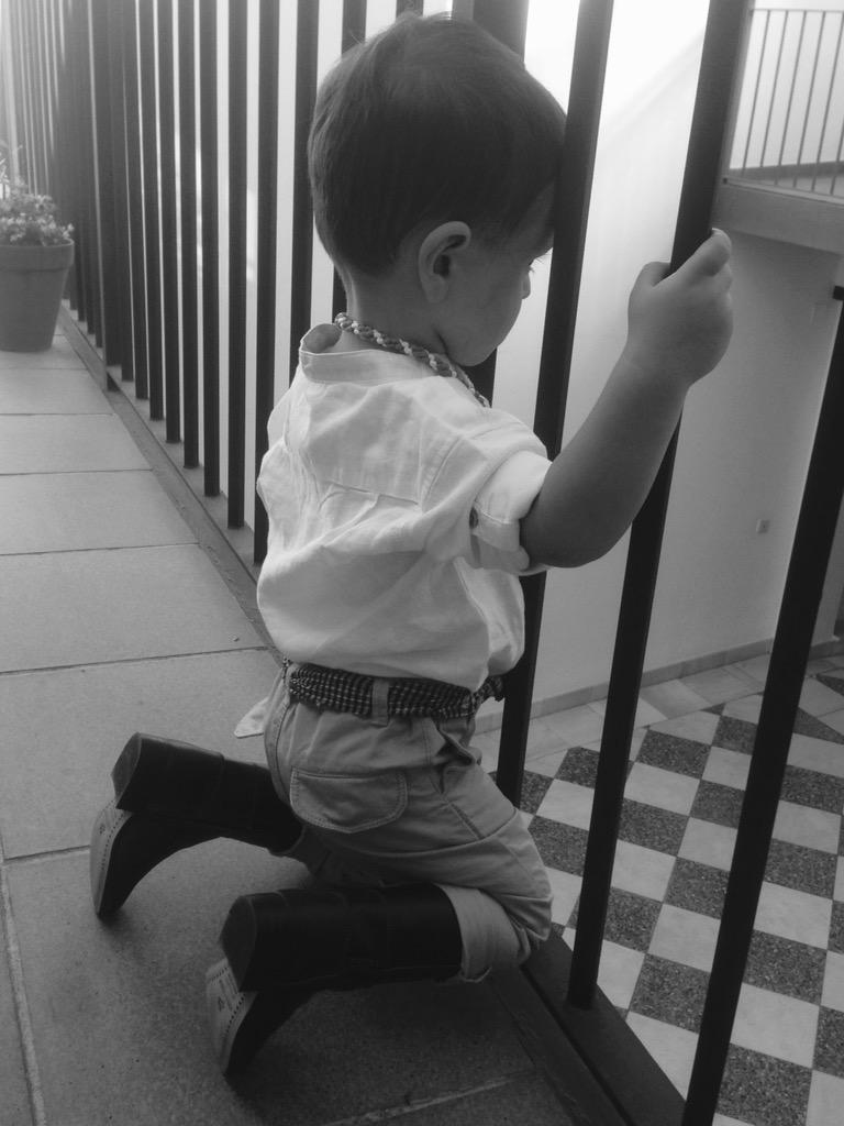 Se cuelga su medalla y con sus botas puesta y "se pone a rezar". <a href="/RociodeAlmonte/">Rocío de Almonte</a> #Rocio2015