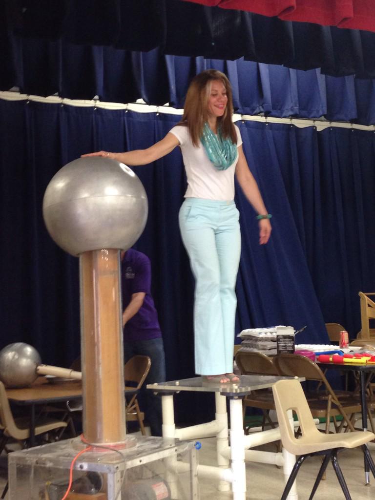 AnabellR101's tweet photo. Confirm- teachers are full of energy. #teamcentral #centralStem @manginif http://t.co/oRnHHw9Erw