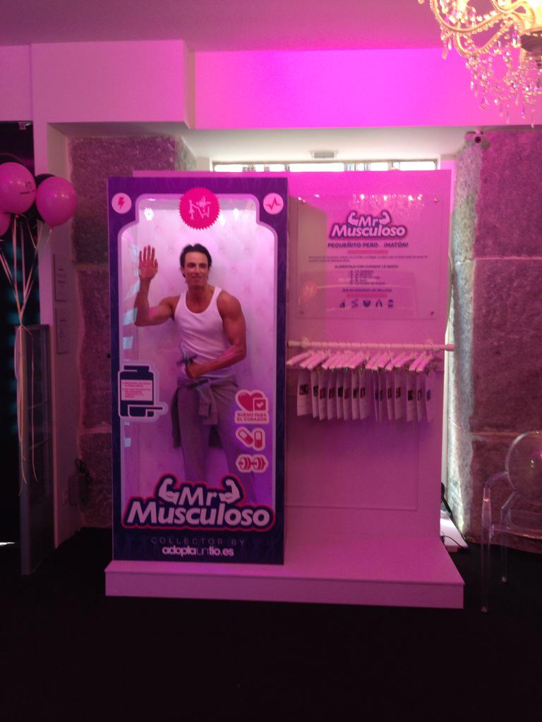 julesoy's tweet photo. The shop AdoptaUnTio is open ! #surfero #mrmusculoso #boutiqueadopta http://t.co/2pq8KxYSA2