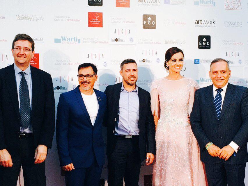 tenerifemoda's tweet photo. Finalizado el precioso desfile de @JuanCarlosArmas en #CosturaEspaña con @Efraincan @JuanGilArtesano #TenerifeModa http://t.co/5Cw3E7Cj3r