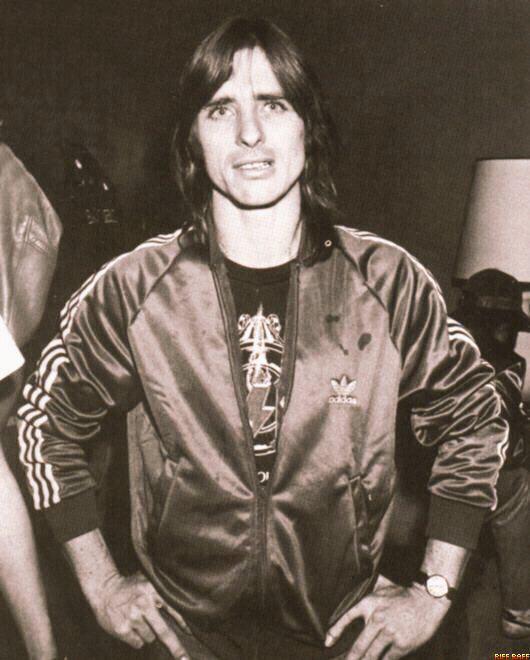 Happy birthday PHIL RUDD! THE BEST DRUMMER OF AC / DC! 