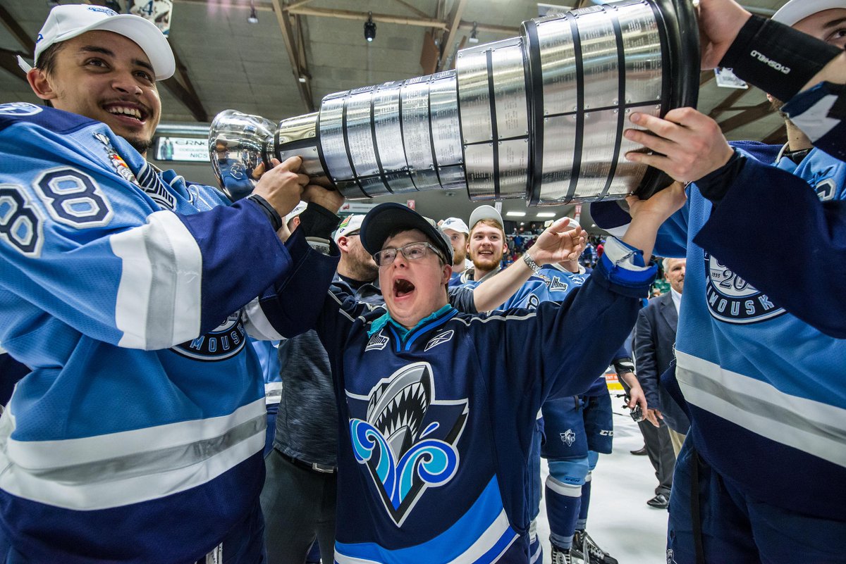 oceanicrimouski's tweet photo. Un de nos meilleurs partisans a eu la chance de tenir la coupe hier soir! #JOEL #OCEANIC #GONICSGO http://t.co/LevfoGFGb8