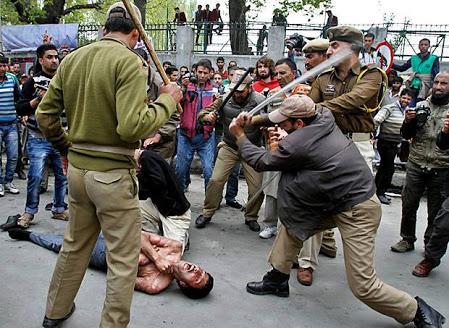 SK_Paki's tweet photo. This is kashmir.. crying, shouting... But no one is there to listen them, since 70 years.
ALLAH..!!
#MuslimSufferings http://t.co/tExyVZGpNy