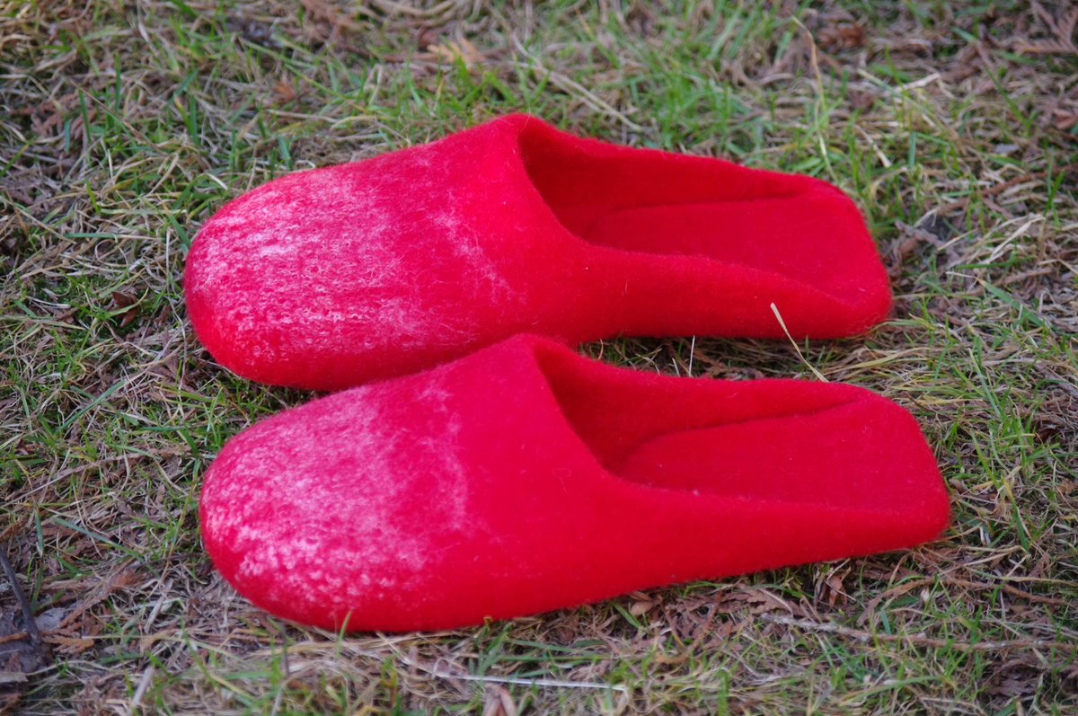HandmadeLT's tweet image. The view behind my window reassures me that I need a pair of these today... goo.gl/27tAyV #felt #slippers