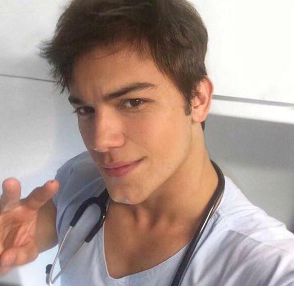 JeannineMerlot's tweet photo. j'aimerai trop avoir un médecin comme ça 😩😩 http://t.co/YmXiof6WcP
