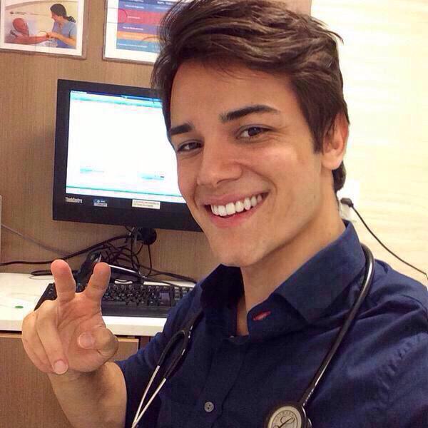 JeannineMerlot's tweet photo. j'aimerai trop avoir un médecin comme ça 😩😩 http://t.co/YmXiof6WcP