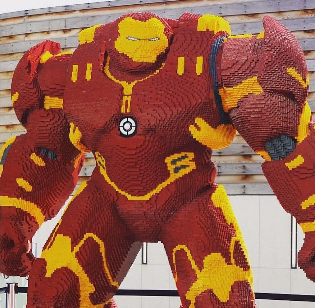 mysetsuk's tweet photo. @LEGO_Group @Avengers Gigantic Lego Hulkbuster MOC 😳 http://t.co/PLJE1odlcj