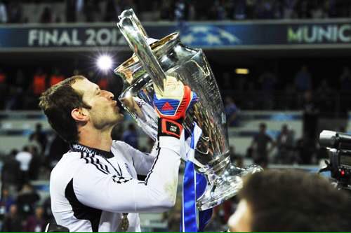 UberChelseaFC_'s tweet photo. Some people forget you in Munich but you were the hero of the night. You are the best goalie ever.

#ThankYouPetr http://t.co/cEyHcULZHE