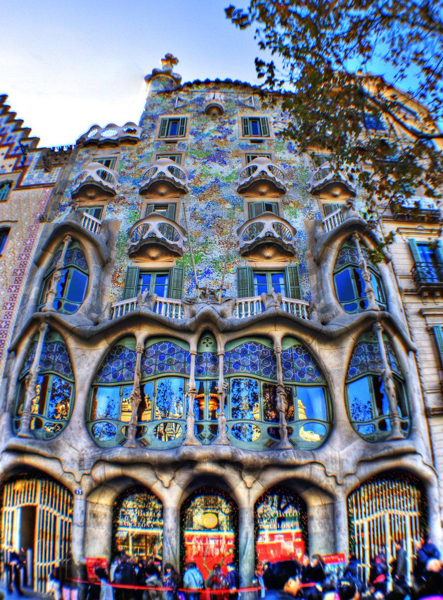 officialgaudi's tweet photo. The main thing in equilibrated style are columns that tilted to employ diagonal thrusts and lightweight tile vaults. http://t.co/nat7qz96iD