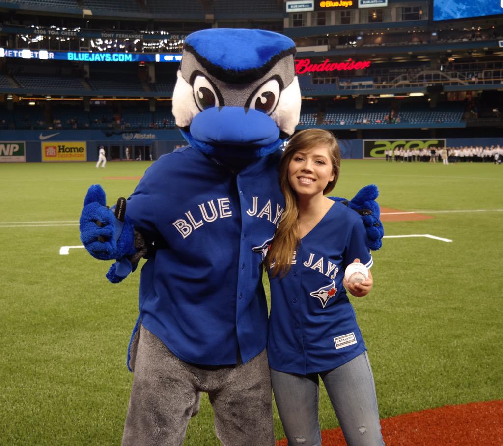 Toronto Blue Jays on X: Big thanks to @jennettemccurdy for throwing out  tonight's first pitch! Good job! http://t.co/YPIiA41MsZ / X