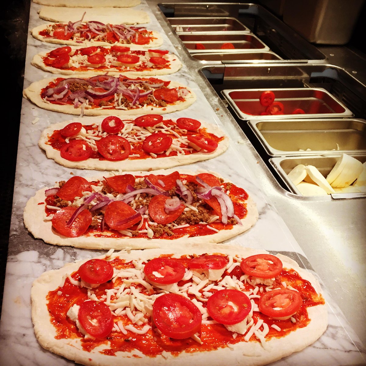 HearthstoneLV's tweet photo. Who needs tacos on Tuesday when you can have this! #flatbreadheaven #hearthstonelv #pizzaandwine #dinneratourplace http://t.co/dy53WmP8qU