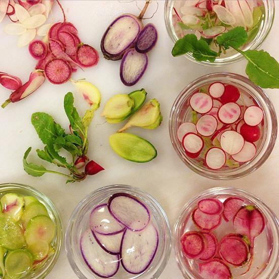 foodandwine's tweet photo. 7 foods you should eat to give your skin that summer glow. http://t.co/f6p3xRDwWH #FWx http://t.co/OApGWfdtty