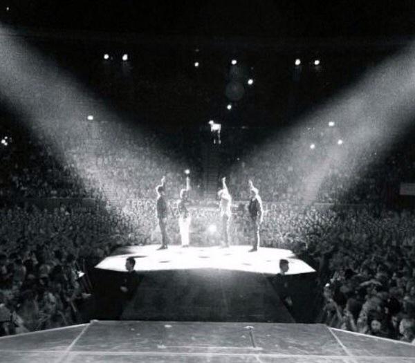 FOandOmusic's tweet photo. Memories. From the start til the very end. #FoooFamily ❤️ #FoooMAJORnews http://t.co/QwkmU0x6ST
