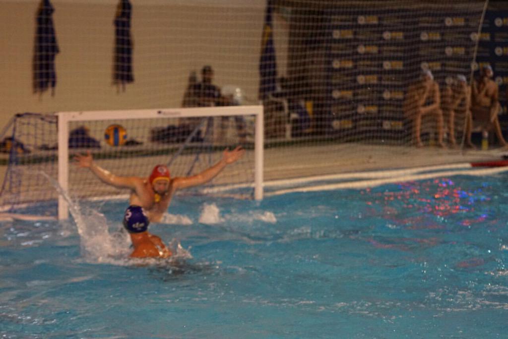 waterpolistacom's tweet photo. #PlayoffsDHM | Este fue el segundo tanto del @CEMediterrani. Germán Yáñez batió a @dlpinedo #resultadosWP http://t.co/zHCKrbRIkl
