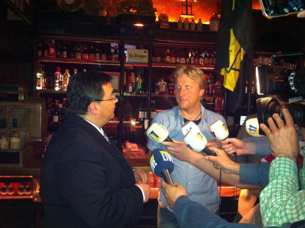 Perfitsia <a href="/franspollux/">Frans Pollux</a> met de Gulden Humor 2015. Lang laeve De Raaf!