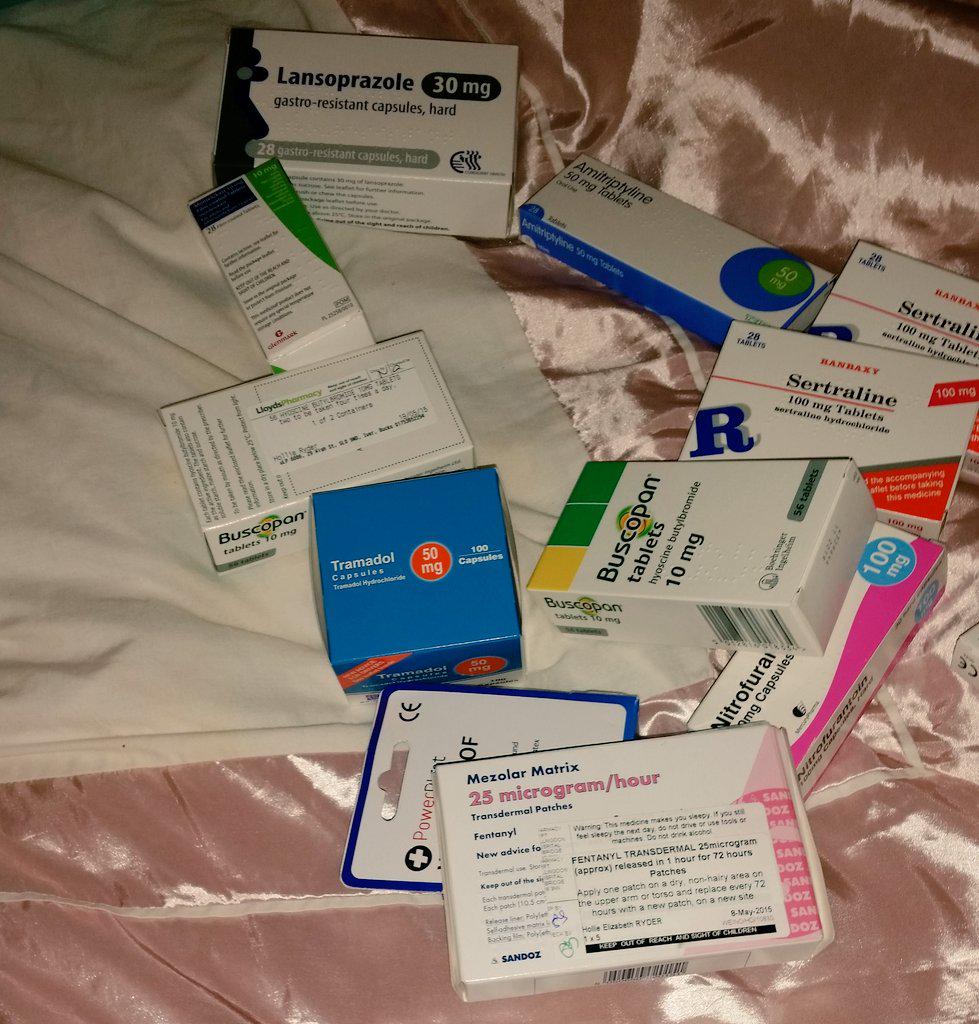 LibraSingerX's tweet photo. Lush raspberry bubble bath 🛀 🎀  Got my new #fentanyl patch on, ready 4 the next few days in bed under drs orders 💖👑 x http://t.co/QcZsb1j14F