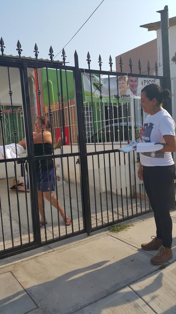 chitocroc's tweet photo. Casa por casa #CrocColima llevando propuestas #FormulaPri con @nachoperaltacol #Gobernador @PicoZepeda #Precidente http://t.co/M7Lj7SFpw4