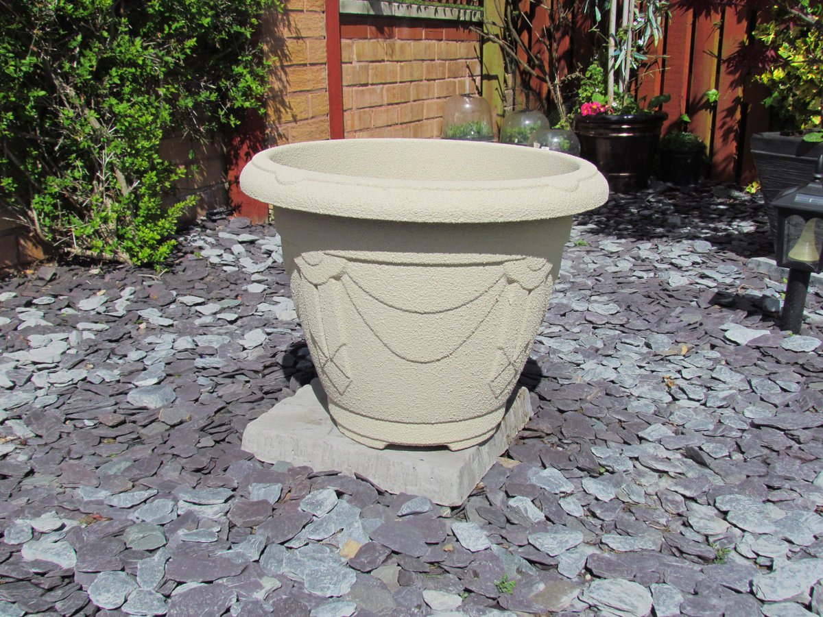 CDMstone's tweet image. Beautiful lightweight stone planters ready for the summer! NOW 10% discount when you come to us directly!