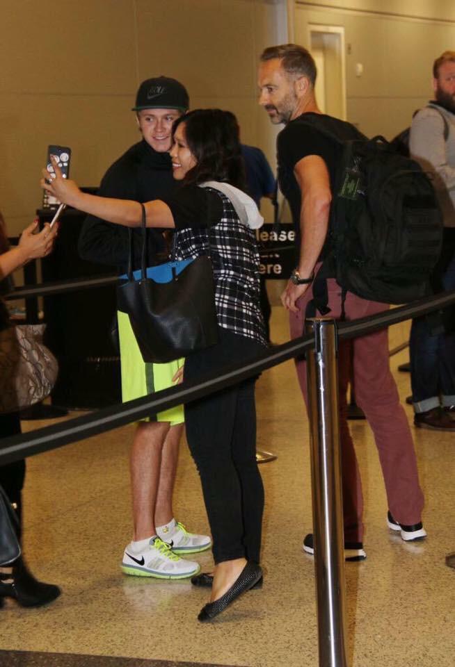 1D_24hNews's tweet photo. Niall with fans at the airport in Vegas ❤️😍
#NiallHoran #NiallsNotes #NoControlDay #OneDirectionOnBBMAs #BBMAs2015 http://t.co/3Soq4h41Rr