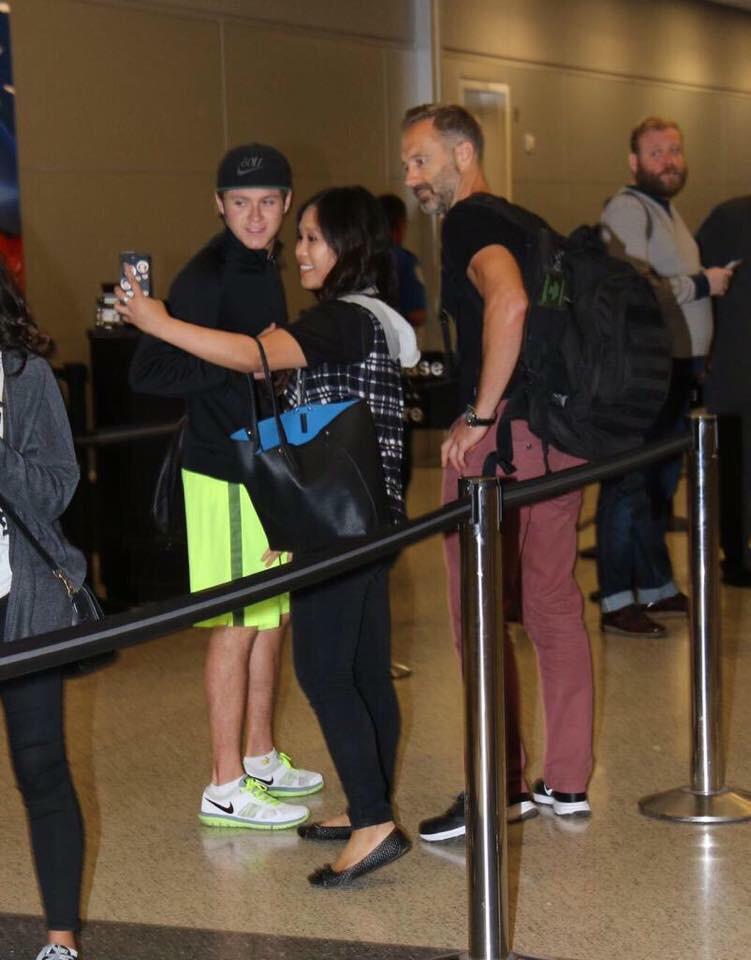 1D_24hNews's tweet photo. Niall with fans at the airport in Vegas ❤️😍
#NiallHoran #NiallsNotes #NoControlDay #OneDirectionOnBBMAs #BBMAs2015 http://t.co/3Soq4h41Rr