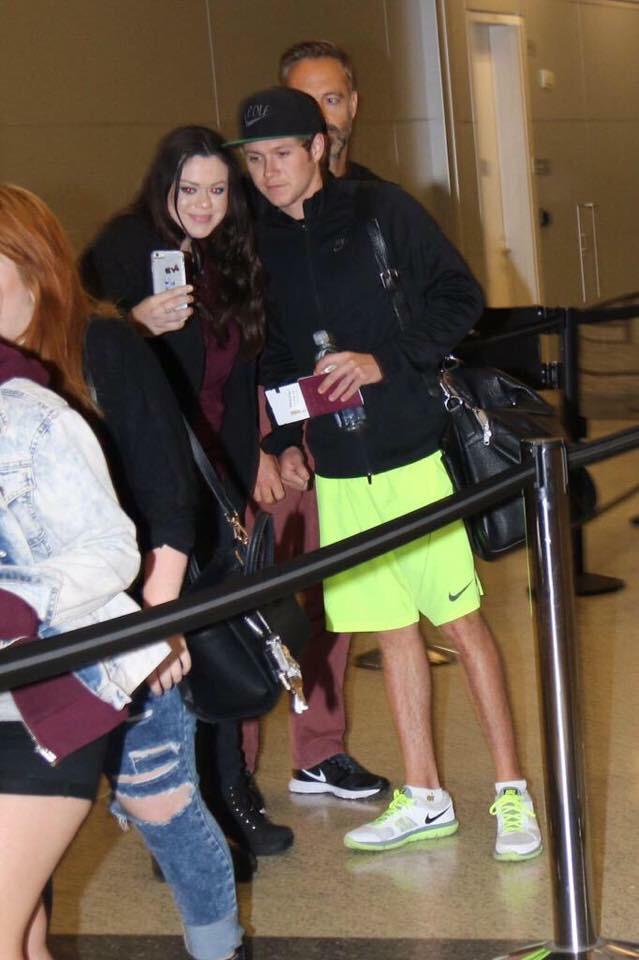 1D_24hNews's tweet photo. Niall with fans at the airport in Vegas ❤️😍
#NiallHoran #NiallsNotes #NoControlDay #OneDirectionOnBBMAs #BBMAs2015 http://t.co/3Soq4h41Rr