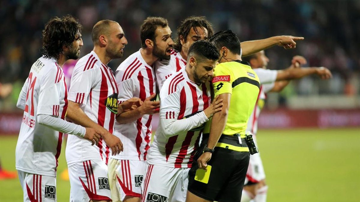 📢 Erman Toroğlu: "Hakem maçı aldı, Galatasaray'a verdi" klas.link/Ffi7