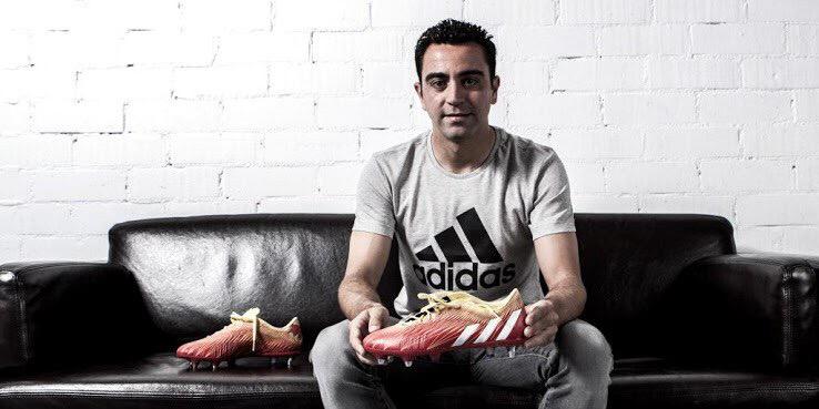 LCDSport's tweet photo. #adidas offre une paire de chaussure spéciale à #Xavi pour ses 17 ans de carrière au #Barça | #Legende http://t.co/NIyU8ex9dg