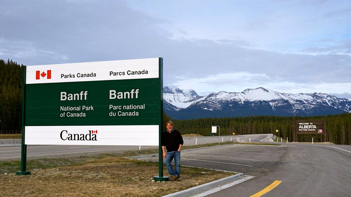 WildCanadaDoc's tweet photo. Jeff Turner at the gateway to Banff National Park. Thanks @BanffNP for preserving this amazing wilderness! http://t.co/lqR9pbqjlT